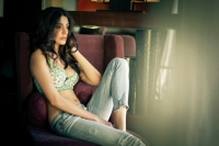 Hot cleavage of Anushka Sharma while wearing bra Hot cleavage of Anushka Sharma while wearing bra